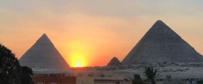 3 Pyramids View Inn - image 1