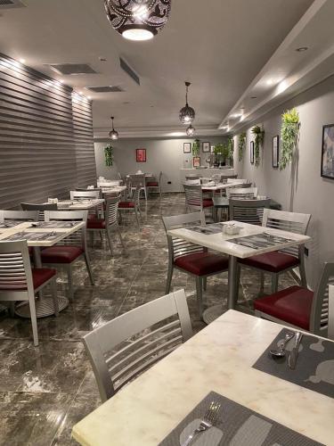 Golden Carven Hotel - image 5