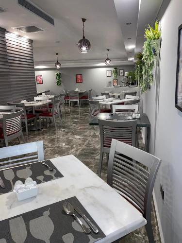 Golden Carven Hotel - image 7