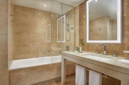 Ramses Hilton - image 7