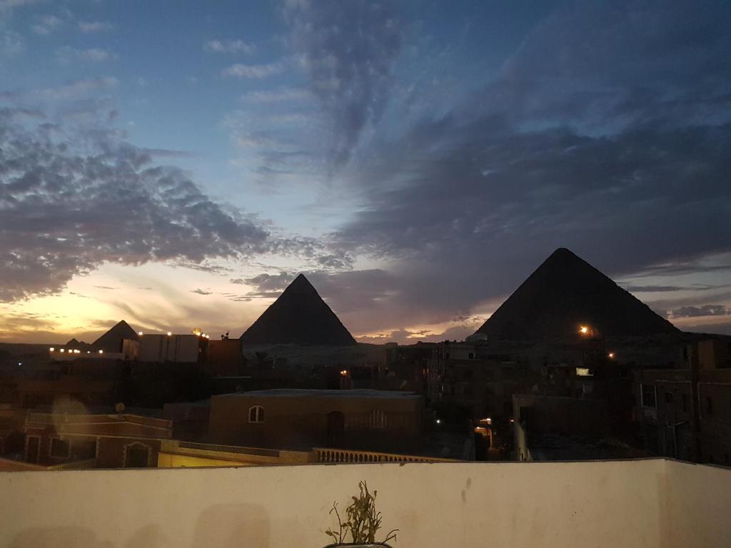 Cozy Studios Pyramids View - image 2