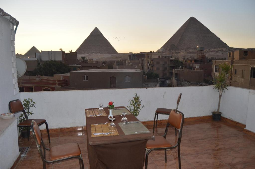 Cozy Studios Pyramids View - image 4