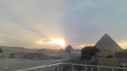 Pyramids Overlook Inn - image 7