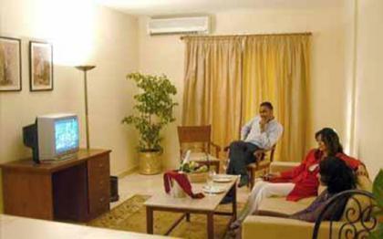 Golden Carven Hotel - image 1