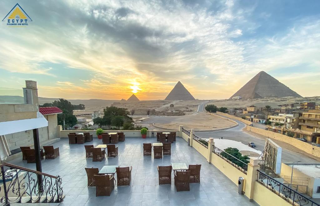 Egypt pyramids inn - main image