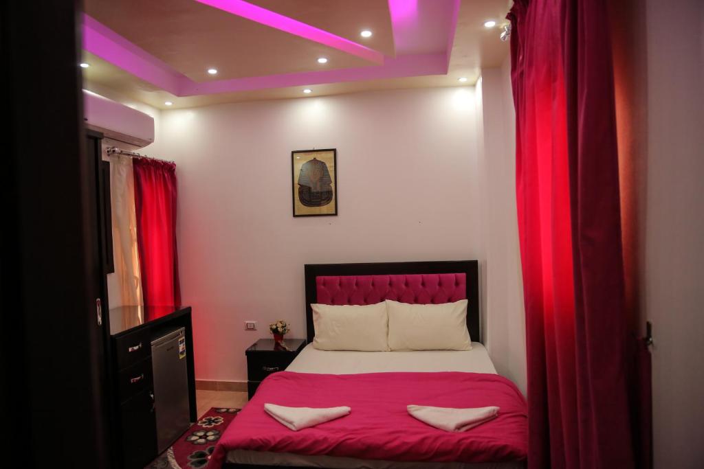 Queen Pyramids View Inn - image 5