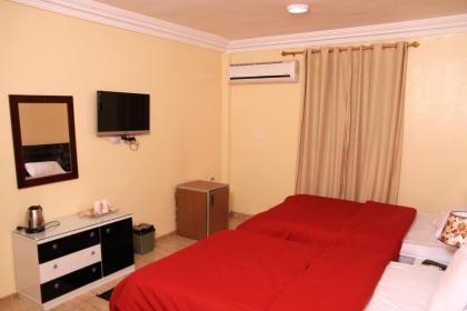 City pyramids inn - image 13