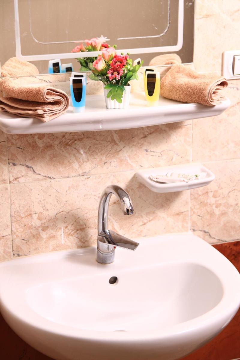 City pyramids inn - image 7