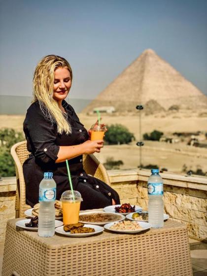 Sahara Pyramids Inn - image 1