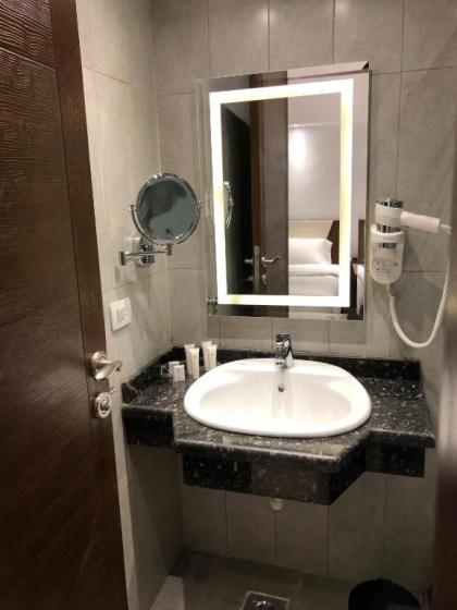 Maxim Hotel - image 2