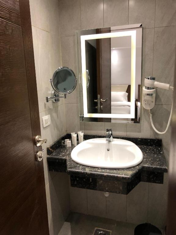 Maxim Hotel - image 2