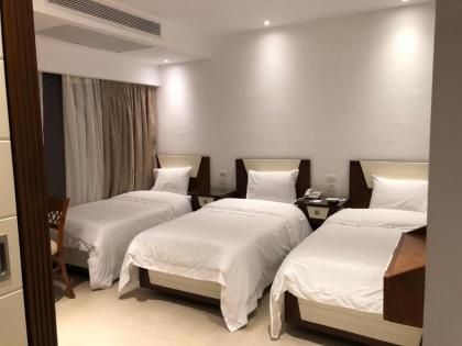 Maxim Hotel - image 6