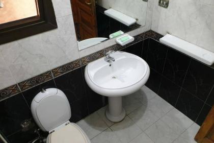 Comfy 3 Bedrooms Apartment in Cairo Z1 - image 12