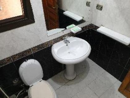Comfy 3 Bedroom Apartment (Z1) - image 5