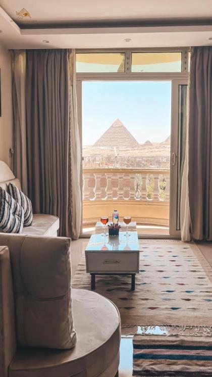Queen Pyramids View Apartment