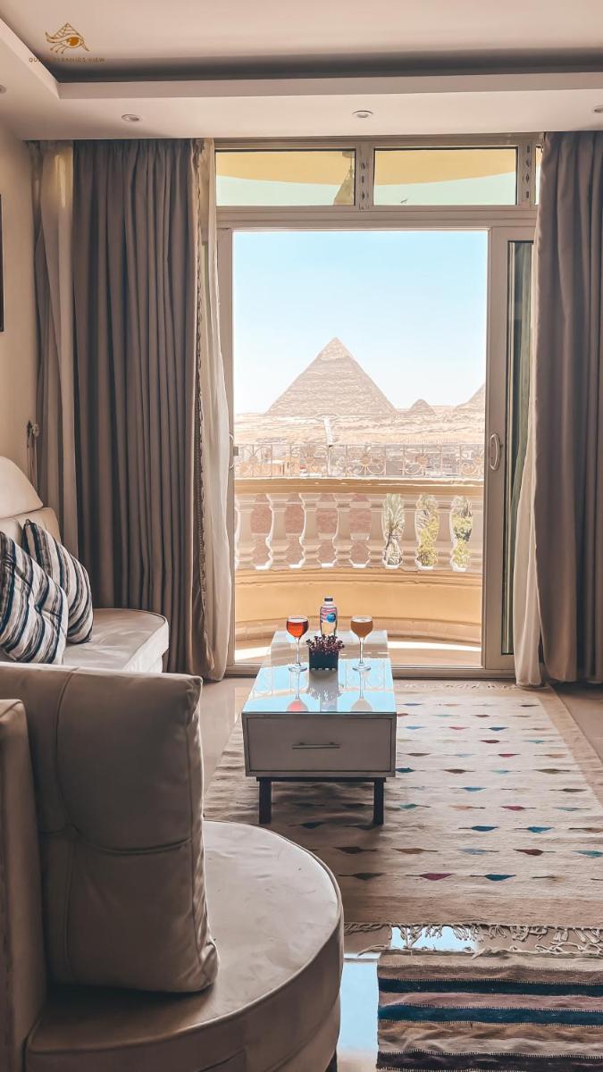 Queen Pyramids View Apartment - main image