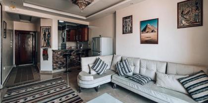 Queen Pyramids View Apartment - image 10