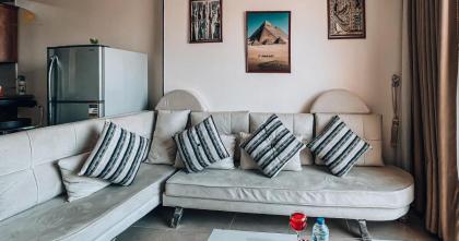 Queen Pyramids View Apartment - image 11