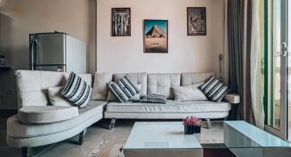 Queen Pyramids View Apartment - image 12