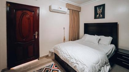 Queen Pyramids View Apartment - image 15