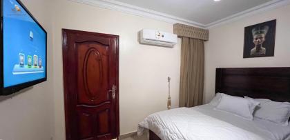Queen Pyramids View Apartment - image 17