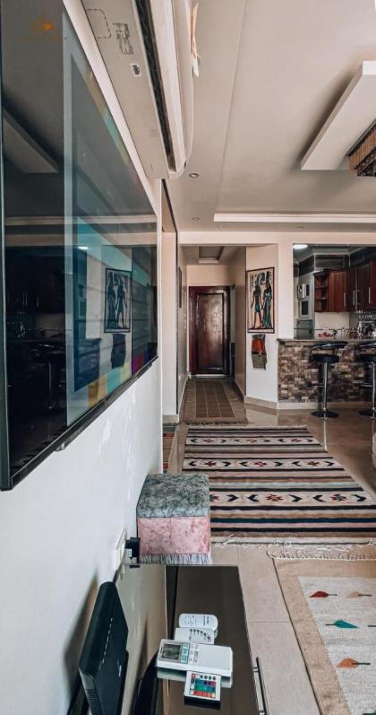 Queen Pyramids View Apartment - image 19