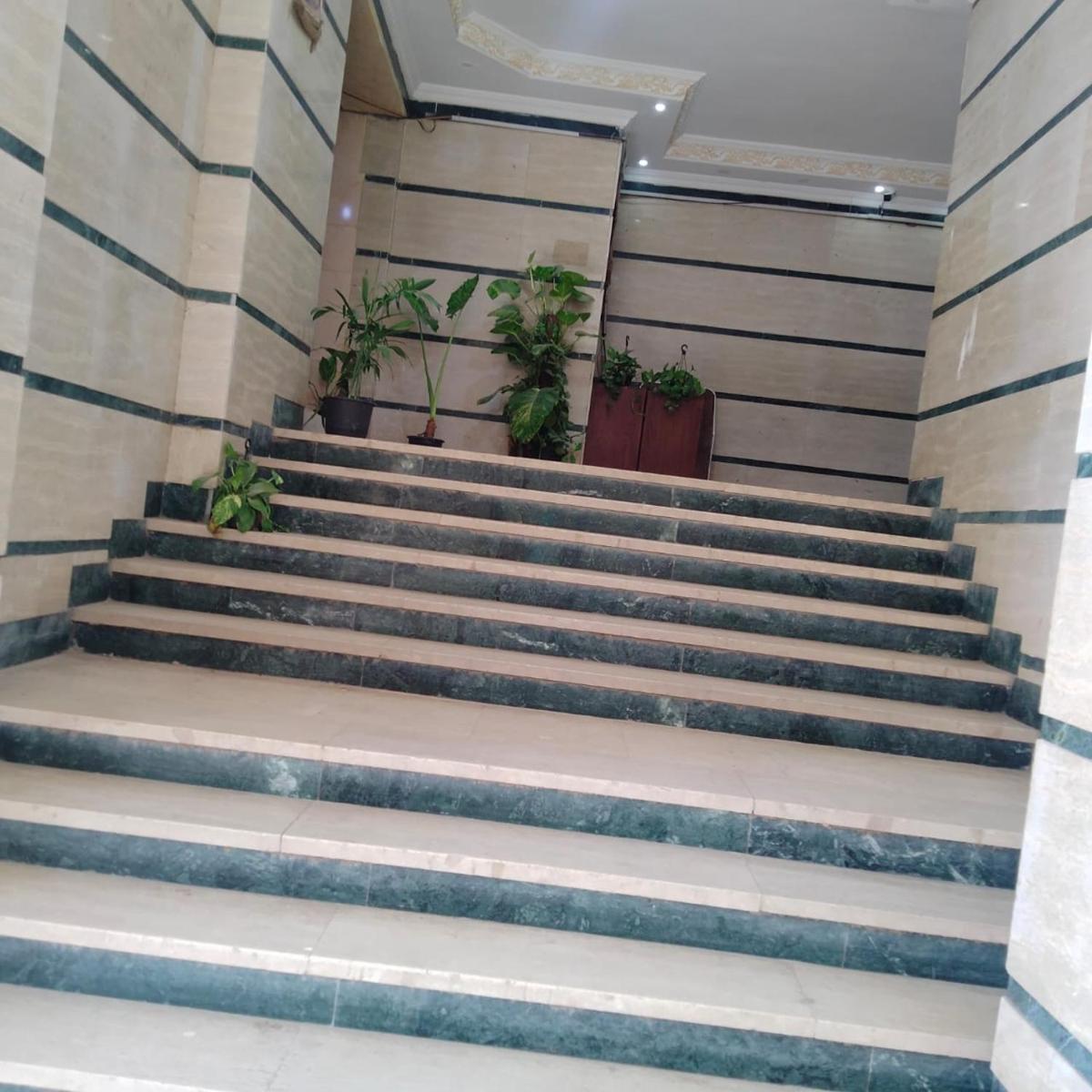 Queen Pyramids View Apartment - image 2