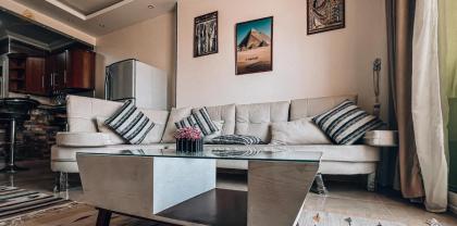 Queen Pyramids View Apartment - image 20