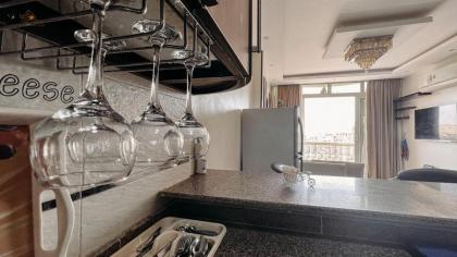 Queen Pyramids View Apartment - image 23