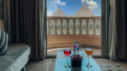 Queen Pyramids View Apartment - image 3