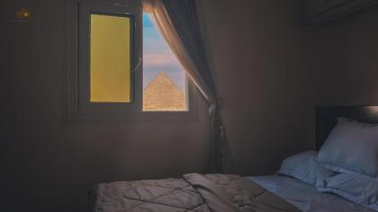 Queen Pyramids View Apartment - image 4