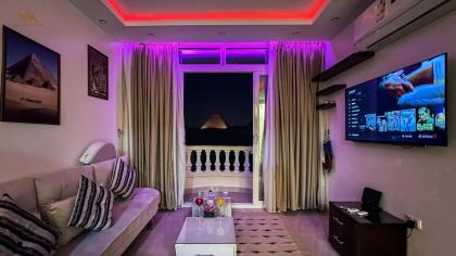 Queen Pyramids View Apartment - image 9