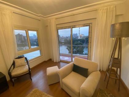 Nile View 2-Bed Apartment in Zamalek Cairo - image 4