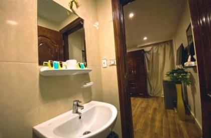 King Tut Pyramids View Apartment - image 5