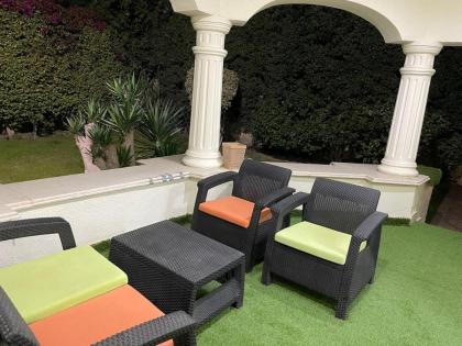 Beverly hills villa with garden - image 12