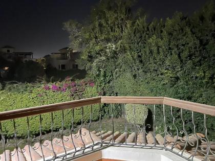 Beverly hills villa with garden - image 13