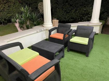 Beverly hills villa with garden - image 9