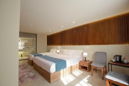 Pyramid Front Hotel - image 12