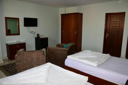 Kings pyramids view inn - image 17