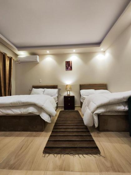 King hur pyramids inn - image 8