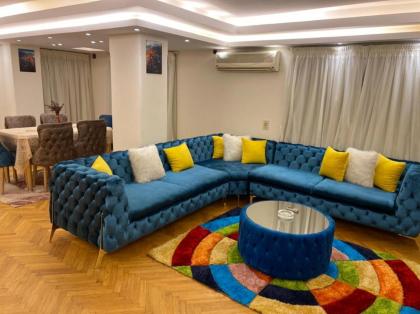 شقه مفروشه فندقيه رائعه مساحتها 265متر عباس العقاد مكيفه معقمه انترنت مجاني موقع - image 5