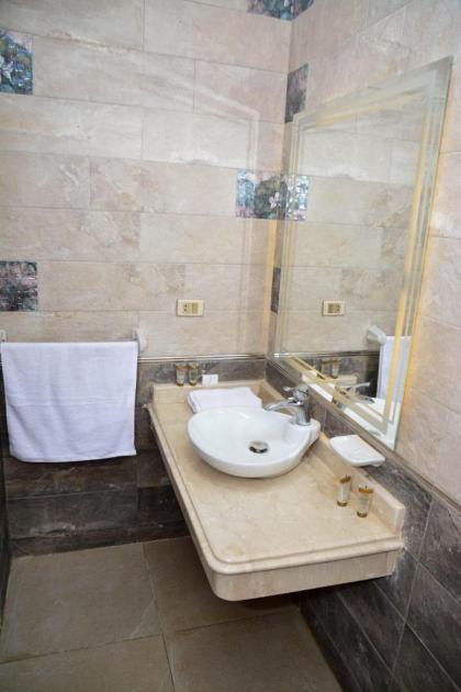Crystal pyramid inn - image 10