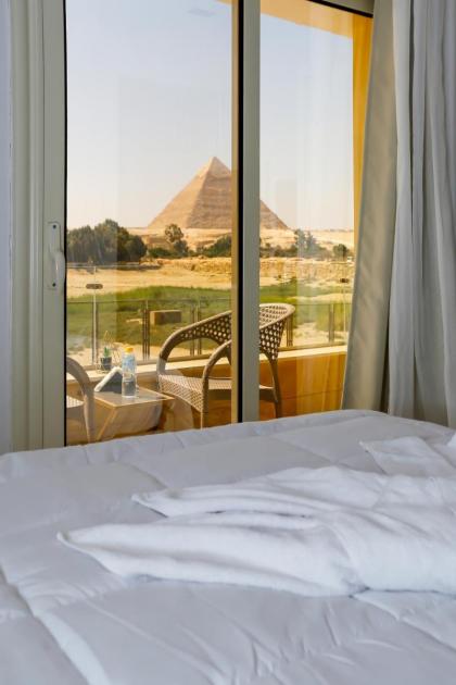 Pyramids Land Hotel 