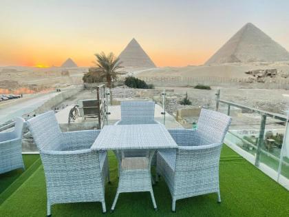 White House Pyramids inn - image 2