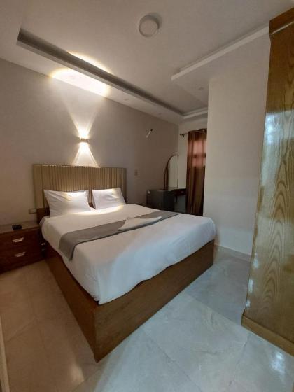 Regent Pyramids View - image 4