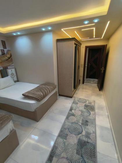 شقة واسعة مريحة بكافة الامكانيات والفرش الحديث في المهندسين قريب من النيل والمتحف وجامعة الدول - image 11