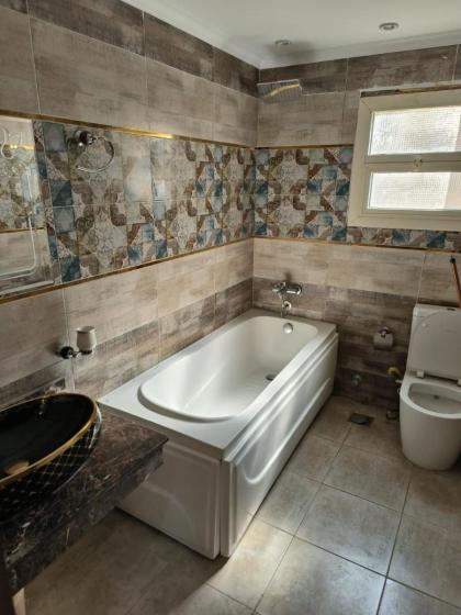 شقة واسعة مريحة بكافة الامكانيات والفرش الحديث في المهندسين قريب من النيل والمتحف وجامعة الدول - image 17