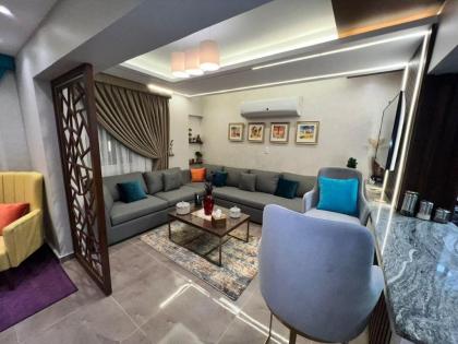 private luxury flat with garden - image 17