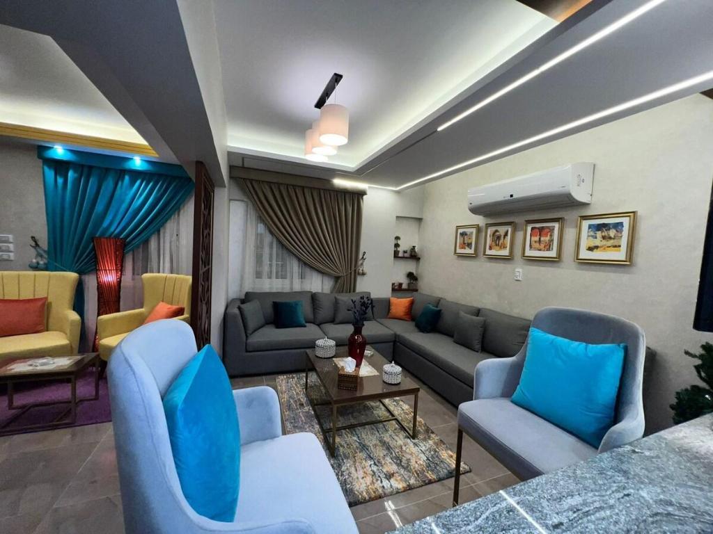 private luxury flat with garden - image 2