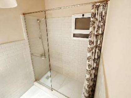 Lisianthus Blossom Hideaway 2BR - image 15